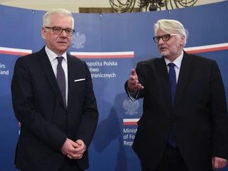 Były minister spraw zagranicznych Witold Waszczykowski (P) podczas przekazania obowiązków nowemu szefowi MSZ Jackowi Czaputowiczowi. Warszawa, 09.01.2018.