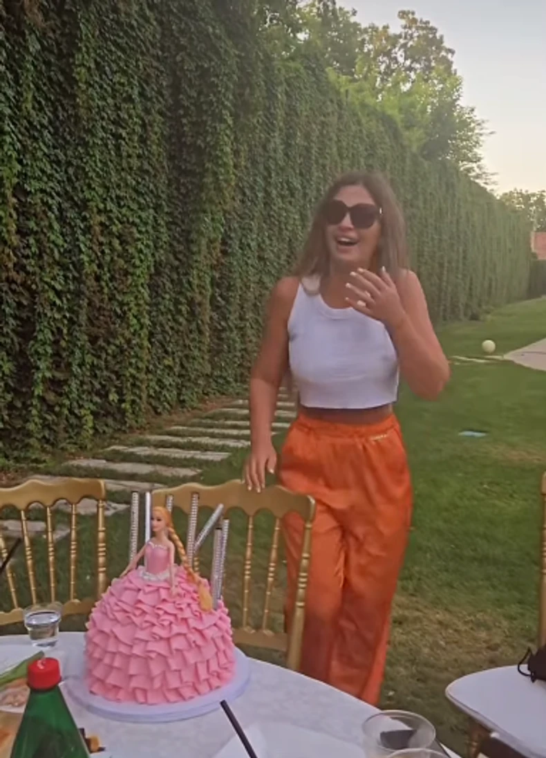 Ana Radulović dobila tortu u obliku Barbi lutke za rođendan
