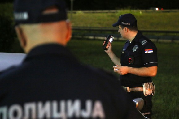 POLICIJA TRAGA ZA "PORŠEOM" Učestvovao u jezivoj nesreći u Surčinu: Drugom vozaču polomljena lobanja i rebra!