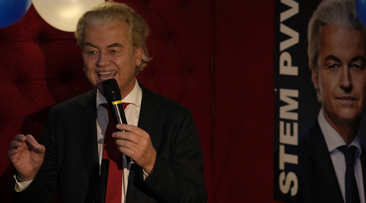 Geert Wilders, a Szabadságpárt (PVV) vezetője támogatóihoz beszél a holland előrehozott parlamenti választások estéjén Hágában/Fotó: MTI/AP/Peter Dejong
