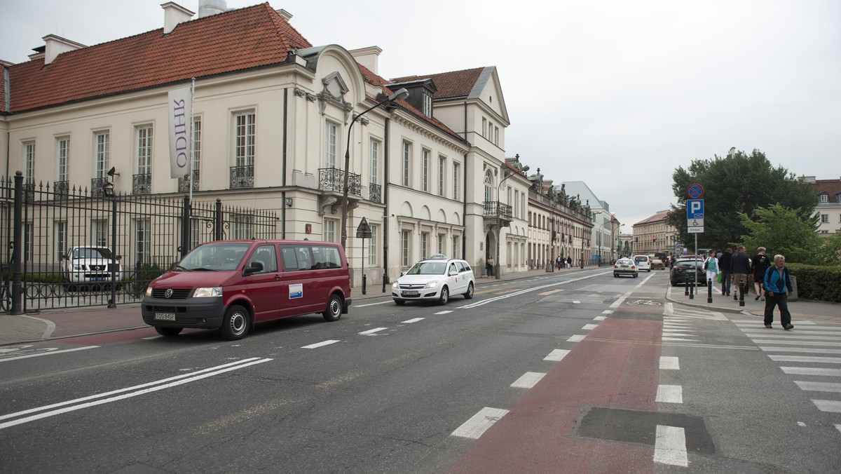 Ta znajdująca się w centrum Warszawy ulica, położona tuż przy Starówce, może być wreszcie elegancka oraz mieć równą jezdnię i chodniki. Stołeczni drogowcy planują remont ul. Miodowej. O to, jak ma wyglądać, chcą zapytać mieszkańców. Właśnie ruszyły konsultacje w tej sprawie.