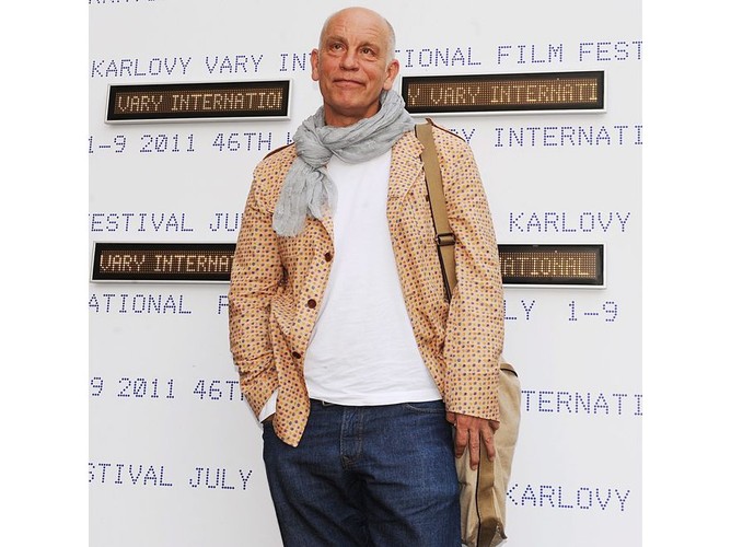 John Malkovich jest znany nie tylko z aktorstwa, lecz również modowych zainteresowań i wyczucia stylu