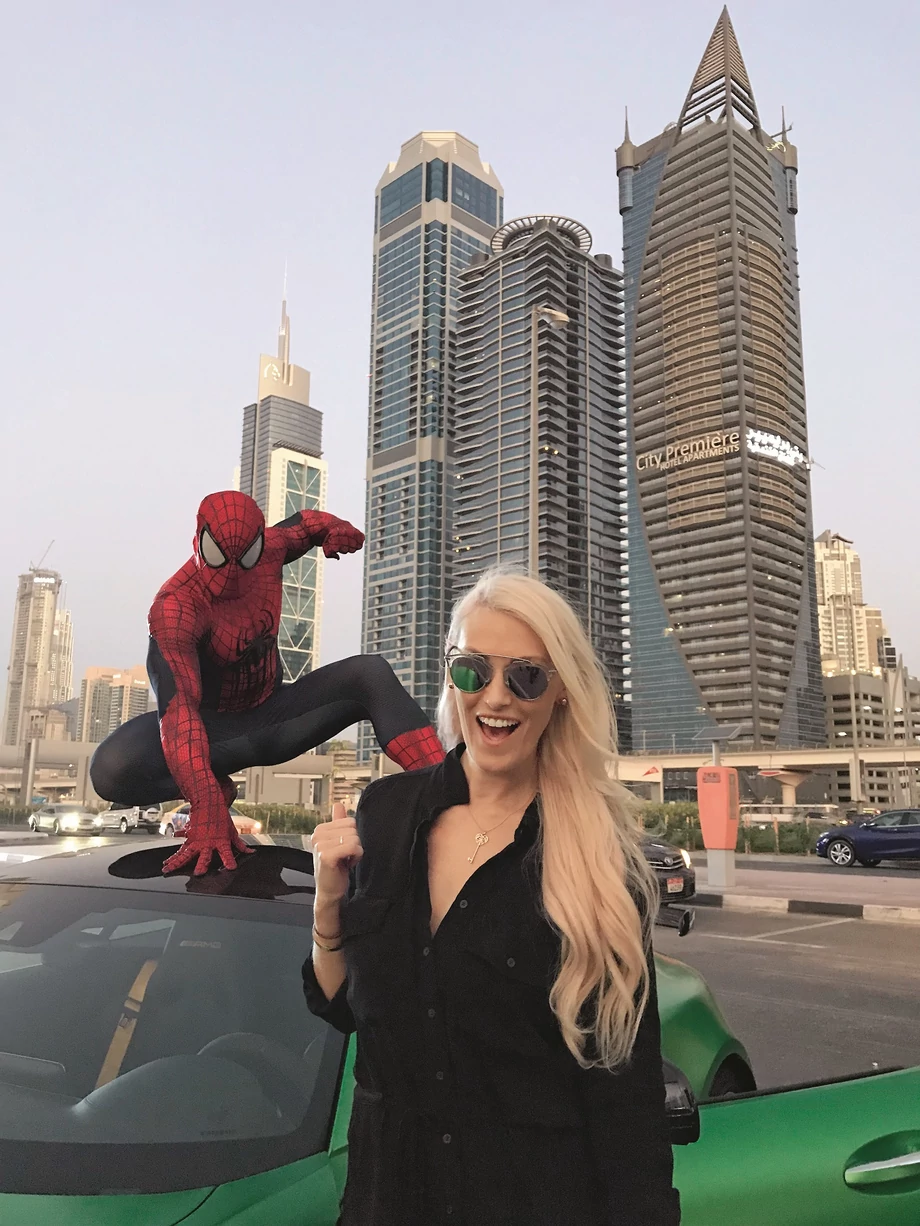 25 tys. USD wart jest każdy post opublikowany na Instagramie przez Alex Hirschi, czyli Supercar Blondie