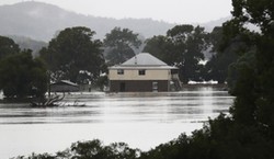 Gigantyczna powódź w Australii. Miasta odcięte od świata [ZDJĘCIA]