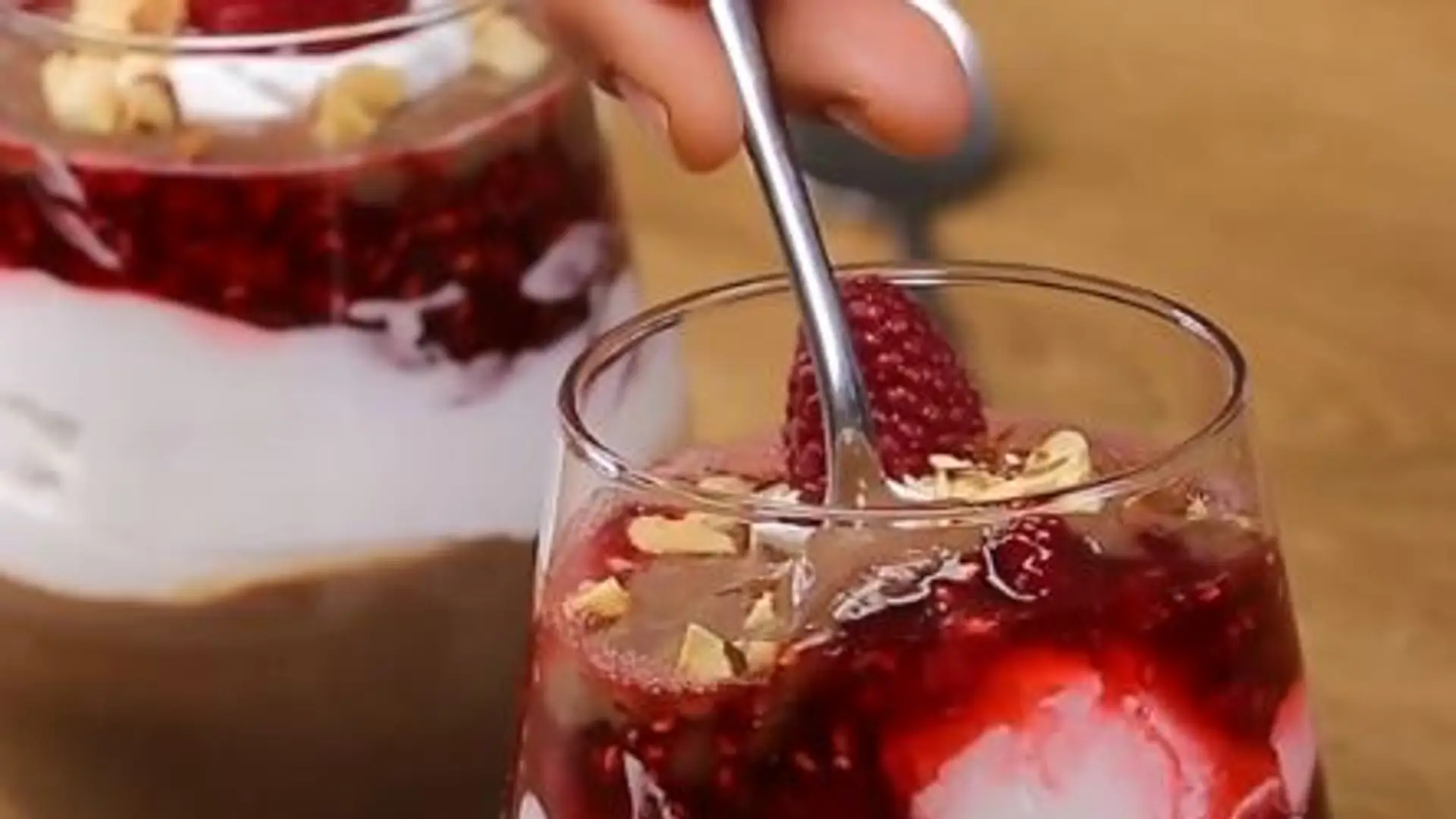 Wegański pudding z kokosem, czekoladą i maliną