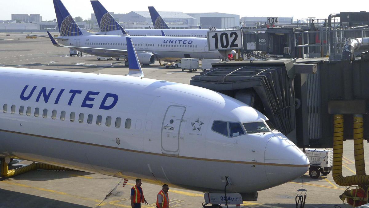 Samolot amerykańskich linii United Airlines z San Francisco do Frankfurtu został zawrócony w trakcie lotu, ponieważ na pokładzie maszyny znaleziono list z groźbą - podała w niedzielę agencja Associated Press.