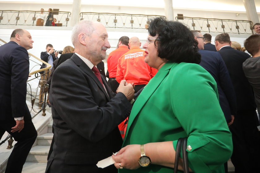 Antoni Macierewicz wymienia uprzejmości z posłanką PiS Barbarą Dziuk