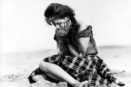 Slavna lepotica ostala je TRUDNA NAKON JEZIVOG SILOVANJA: Sin je godinama mislio da mu je SESTRA, a od TRAUME se nikada nije oporavila