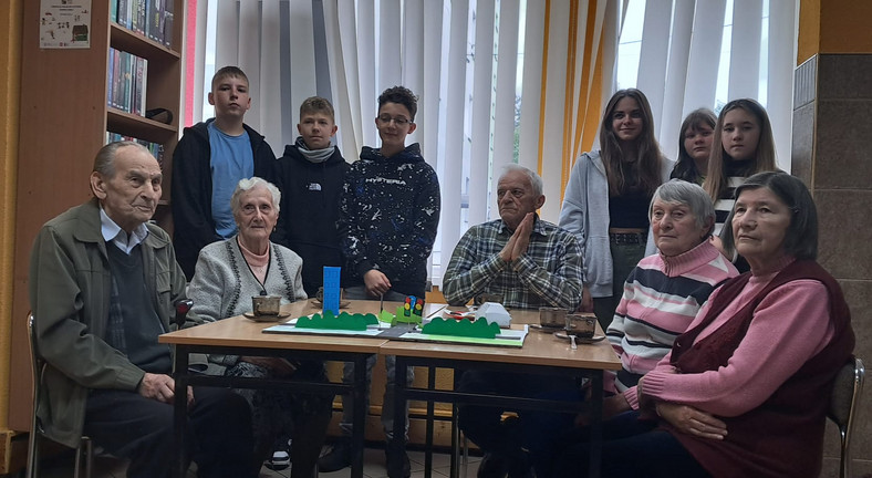 W Miejskiej Bibliotece Publicznej – filia nr 5 Walcownia w Sosnowcu odbyły się warsztaty z udziałem uczniów SP nr 20 i seniorów z Domu Pomocy Społecznej nr 1