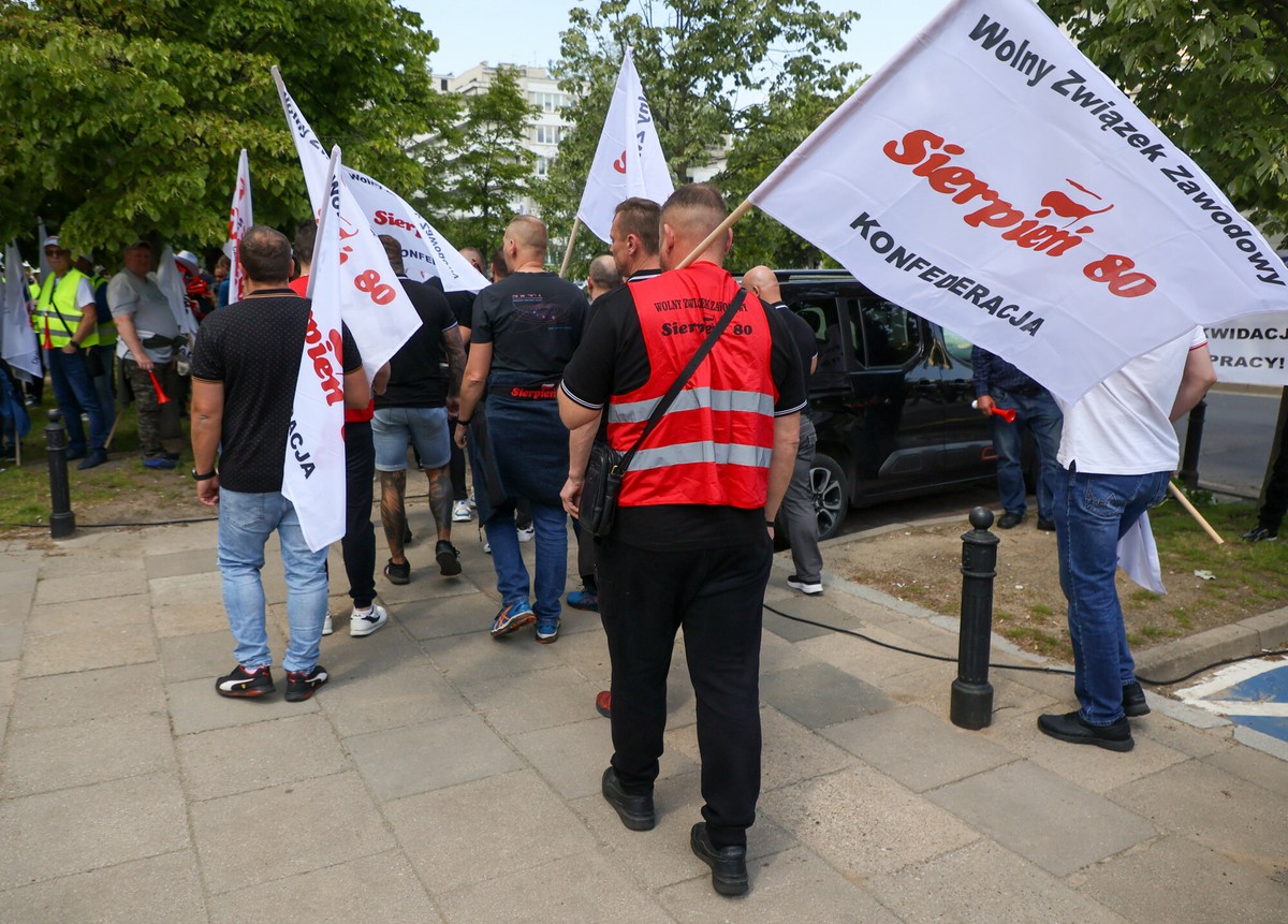 Szykuje się trudna jesień dla rządu Donalda Tuska. Związkowcy zapowiadają falę protestów
