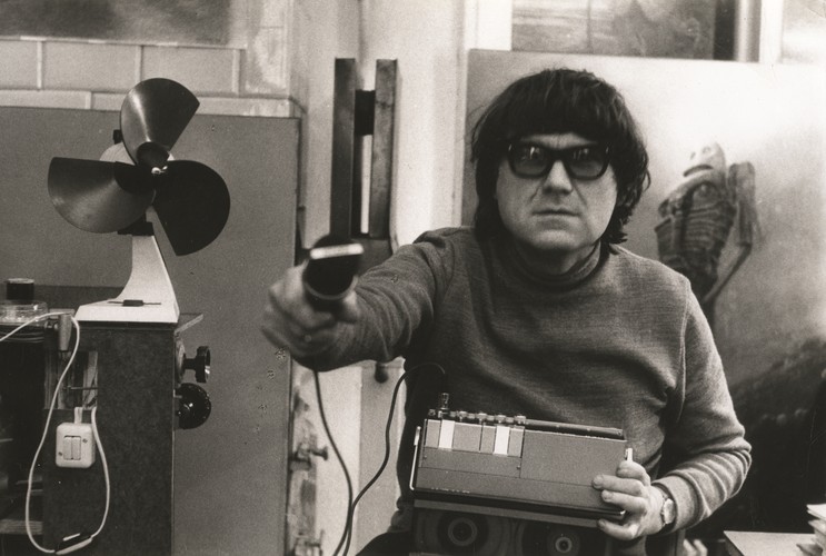 Z. Beksinski prowadzi fonodziennik (fot. Jerzy Lewczyński)