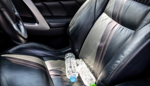 Držanje vode u plastičnim flašama u vrućem automobilu može biti rizično po zdravlje