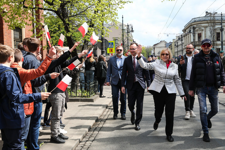 Barbara Nowak i Rzecznik Praw Dziecka podczas marszu szkół mundurowych.