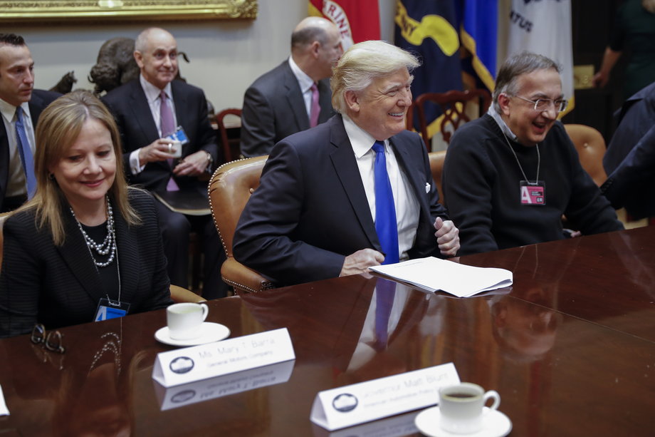 Trump with the CEO of GM, Mary Barra (L) and FCA, Sergio Marchionne (R).
