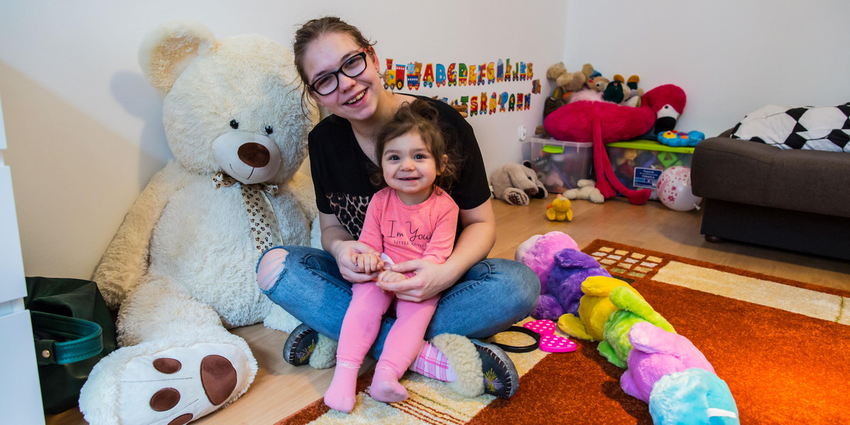19-letnia Oliwia i jej córeczka mieszkały w fatalnych warunkach. Na święta dostaną nowy dom