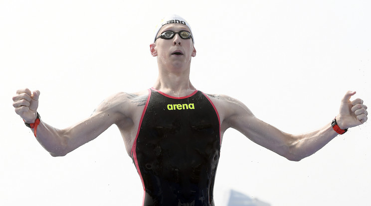 A győztes német Florian Wellbrock a nyíltvízi úszók férfi 10 kilométeres versenye után a 18. vizes világbajnokságon, a dél-koreai Joszuban  Fotó: / MTI/Kovács Tamás 