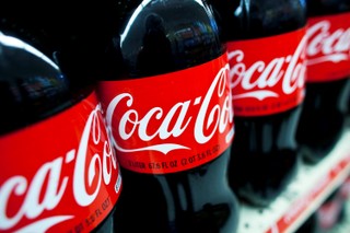 Zmowa Big Soda: Jak Coca-Cola i inni oszukują, że napoje gazowane są zdrowe