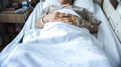 100 zł dodatku dla chorych. Pomoże w opłaceniu rachunków za prąd