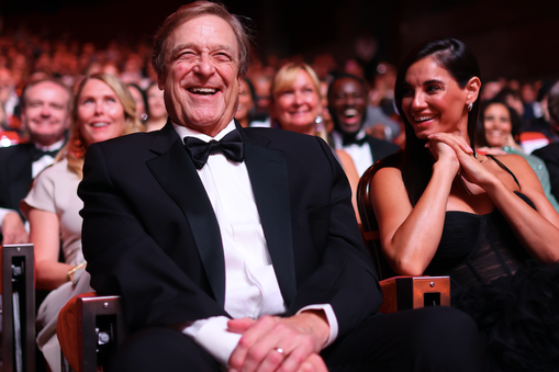 John Goodman i włoska aktorka Francesca Chillemi, członkowie jury Festival de Télévision w Monte Carlo na gali zamknięcia, 20 czerwca 2023 r.