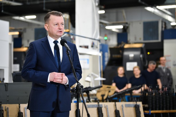 Radom, 24.02.2023. Wicepremier i minister obrony narodowej Mariusz Błaszczak podczas uroczystości podpisania Umowy na dostawę karabinów wyborowych MSBS GROT 7,62 x 51 mm NATO oraz aneksu do Umowy na dostarczenie kolejnej partii karabinków MSBS GROT dla Sił Zbrojnych RP, 24 bm. w Radomiu. (ad) PAP/Piotr Polak