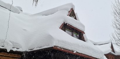 Niesforni turyści w Zakopanem. On na dachu, a ona...