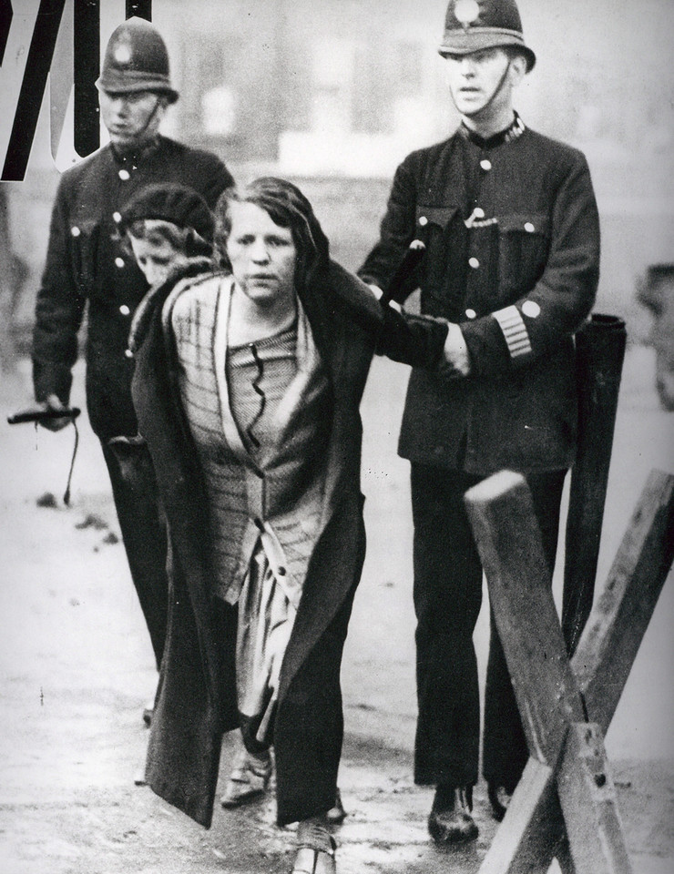Sufrażystka aresztowana podczas protestów w sprawie przyznania kobietom praw wyborczych. Zdjęcie z ok. 1910 r.