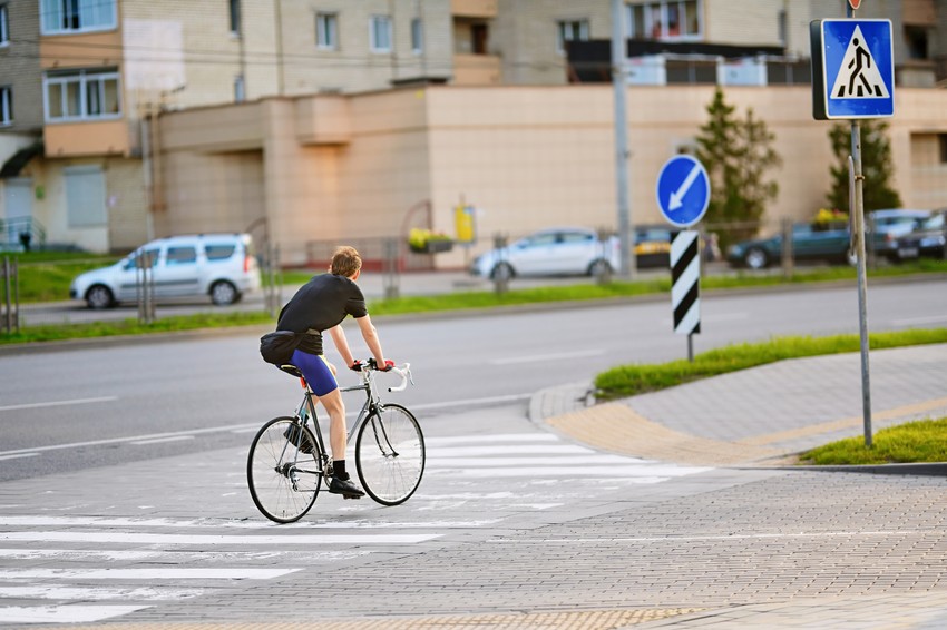 Biciklista na pešačkom prelazu: Da, ali evo kako jedino je bezbedno
