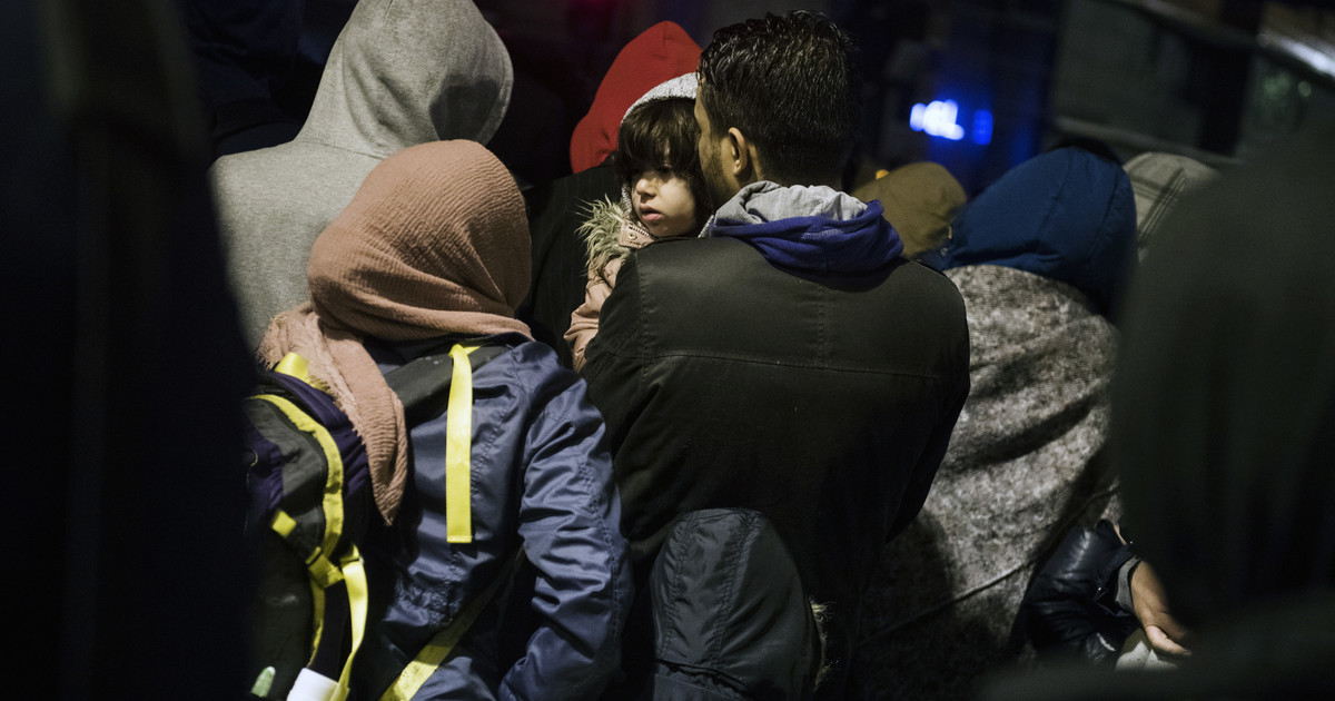 France : évacuation de 1 600 migrants de camps de fortune près de Paris