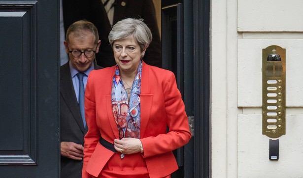 Brytyjska premier Theresa May otrzymała od królowej Elżbiety II misję stworzenia nowego rządu