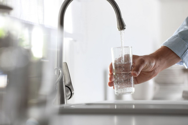 Ceny wody drastycznie w górę? Były minister ostrzega: „To powrót do Średniowiecza”