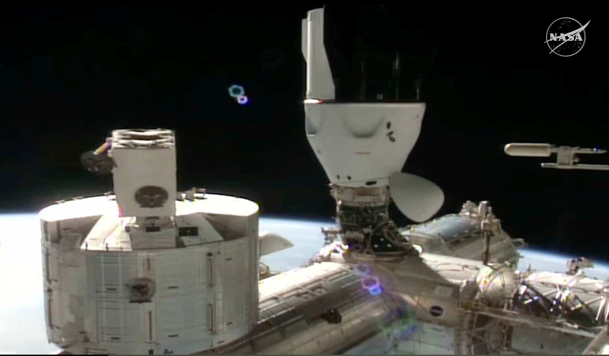 Štyria astronauti dorazili po 15 hodinách letu na Medzinárodnú vesmírnu stanicu (ISS).