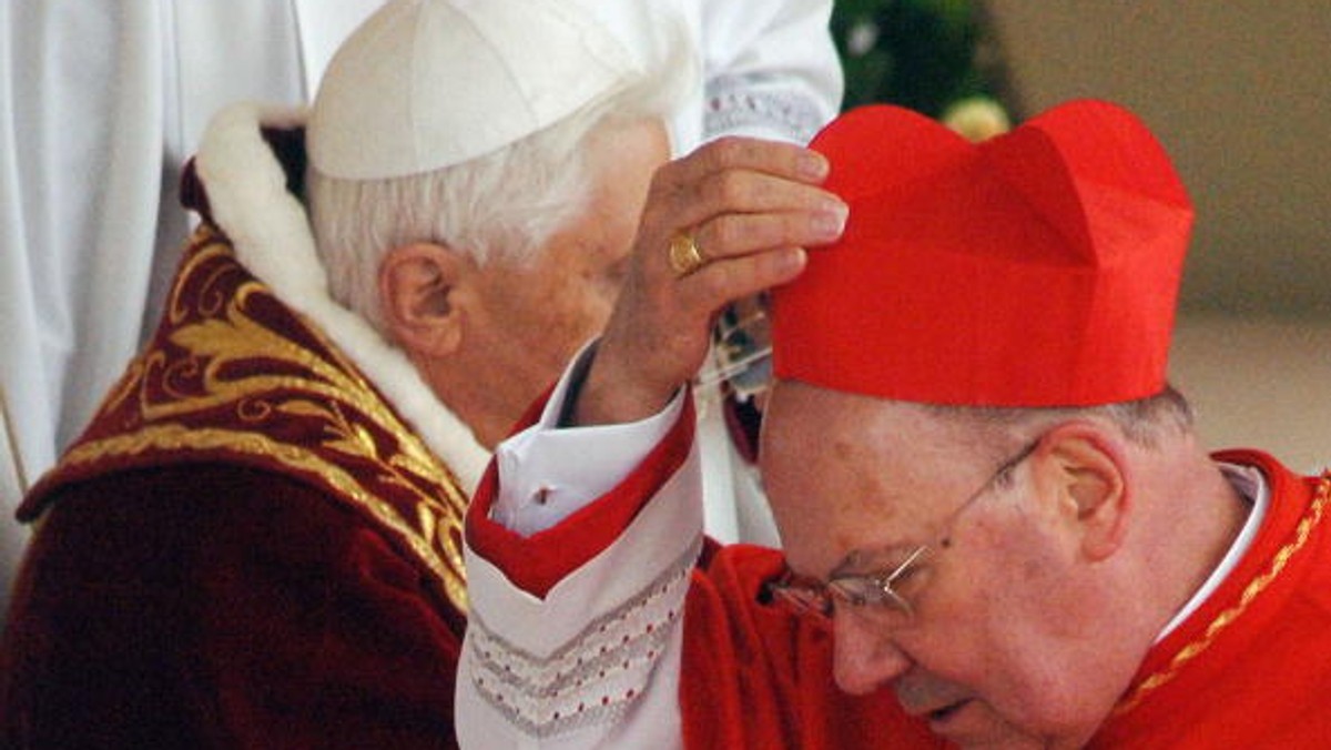 Cztery tysiące doniesień o przypadkach pedofilii wśród księży napłynęło w ciągu ostatnich 10 lat do Kongregacji Nauki Wiary - podał w poniedziałek jej prefekt kardynał William Joseph Levada, otwierając rzymskie sympozjum biskupów na temat skandalu pedofilii.