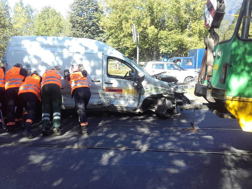 Samochód dostawczy wjechał pod tramwaj. Trudności na Starołęckiej!