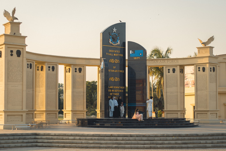 Pomnik przed Muzeum Sił Powietrznych Pakistanu w Karaczi
