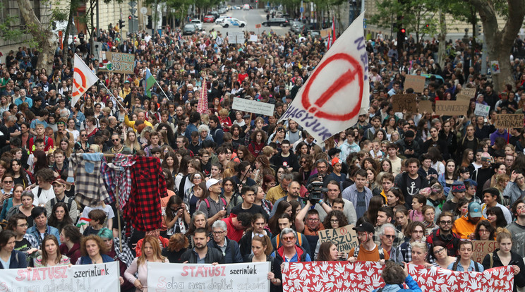 A tanárok és diákok tovább tiltakoznak a státusztörvény ellen / Fotó: Zsolnai Péter