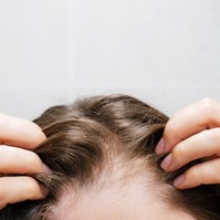 Őszi hajhullás: mi okozza, és mit tehetünk ellene otthon?