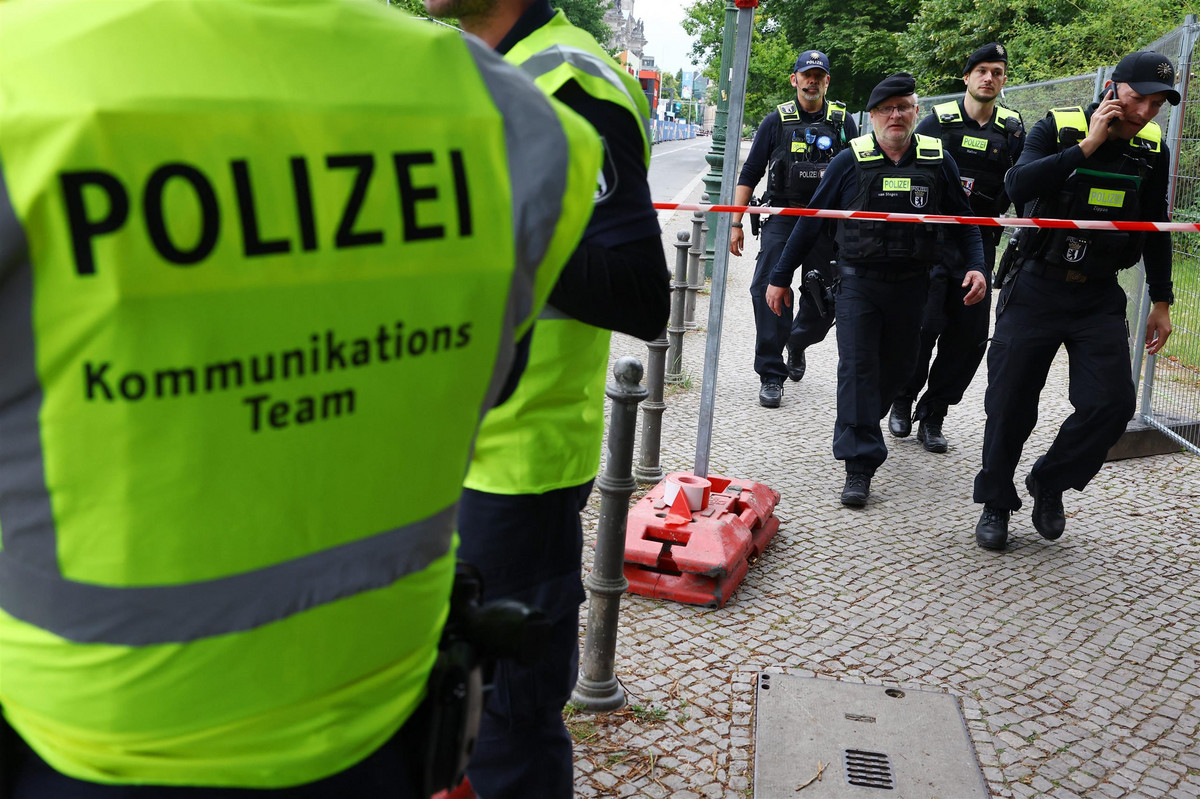 Policja musiała strzelać. Nożownik zabity w Niemczech. Rzucił się na kibiców