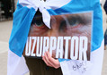 Protestujący w Warszawie przynieśli antyputinowskie transparenty i wznosili okrzyki przeciwko rosyjskiemu dyktatorowi