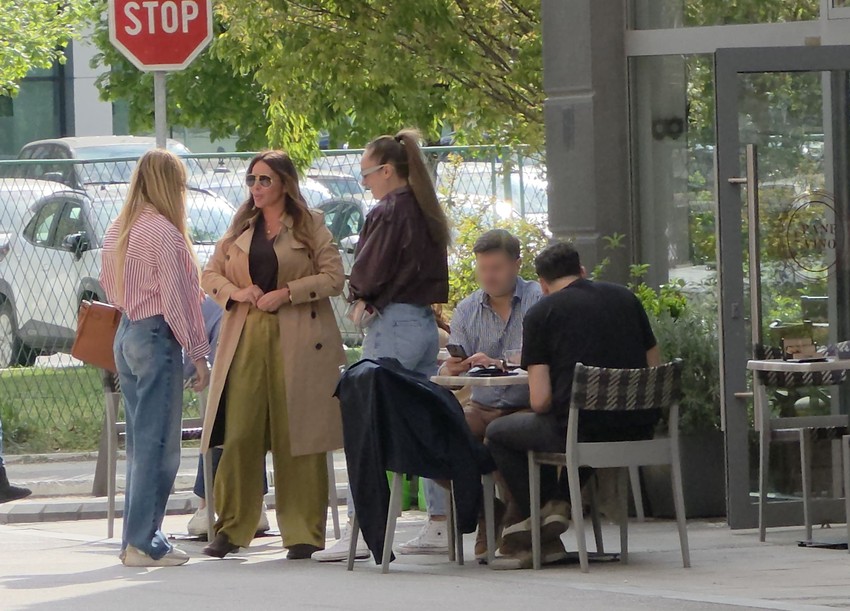 Luna i Anabela u kafiću