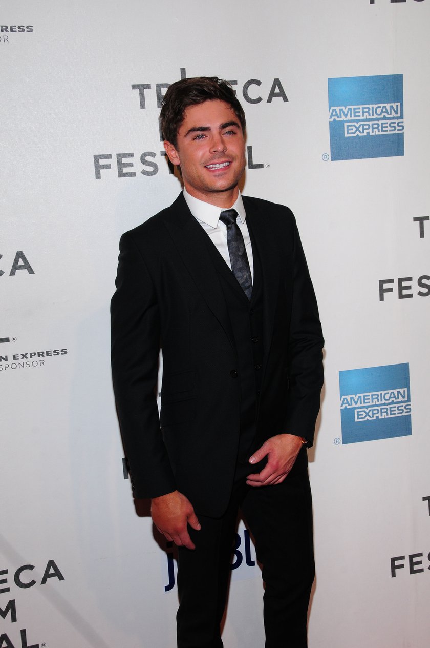 Zac Efron w garniturze na premierze