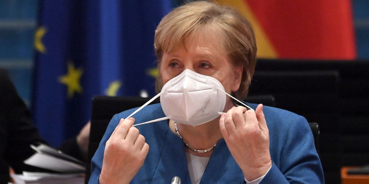 Niemcy zdecydowali niedawno o przedłużeniu lockdownu do końca stycznia. Kanclerz Merkel spodziewa się, że za kilka dni będzie wiadomo, jak święta wpłynęły na stan epidemii w kraju. Na wewnętrznym spotkaniu miała mówić o twardych obostrzeniach do kwietnia - jak podaje "Bild".