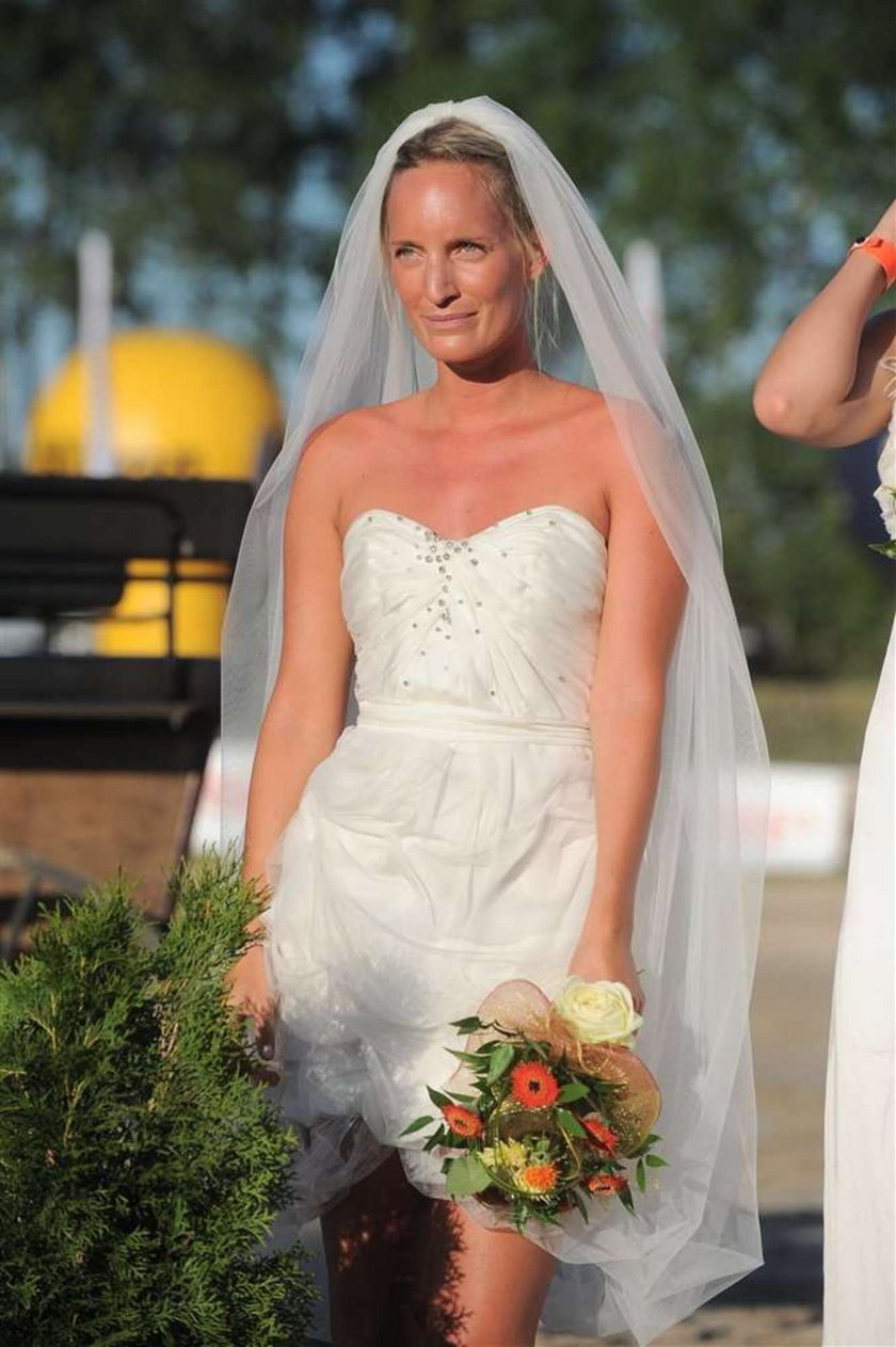 Dziewczyna Szyca w sukni ślubnej. Foto