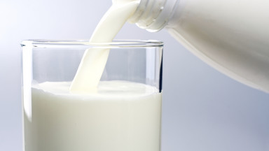 Naukowcy ostrzegają: mleko może szkodzić, szczególnie dzieciom