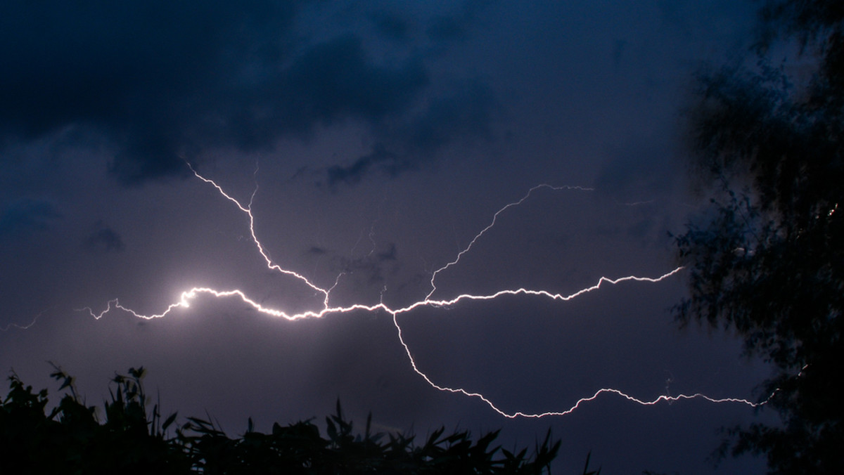 Piorun to bardzo silne wyładowanie elektrostatyczne w atmosferze, które zwykle pojawia się w czasie burzy. Piorunowi często towarzyszy grom dźwiękowy oraz zjawisko świetlne zwane błyskawicą. Jak powstają pioruny?