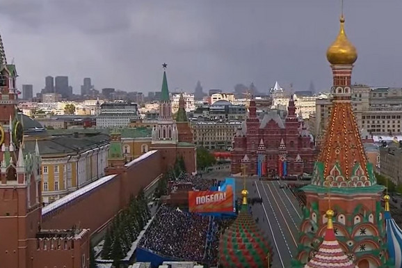 Vojna parada u Moskvi povodom Dana pobede nad fašizmom: 9.000 vojnika i 70 komada tehnike na Crvenom trgu (VIDEO)