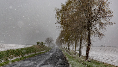 Tavasz helyett hóesés: fehér színbe borult Zala megye – fotók