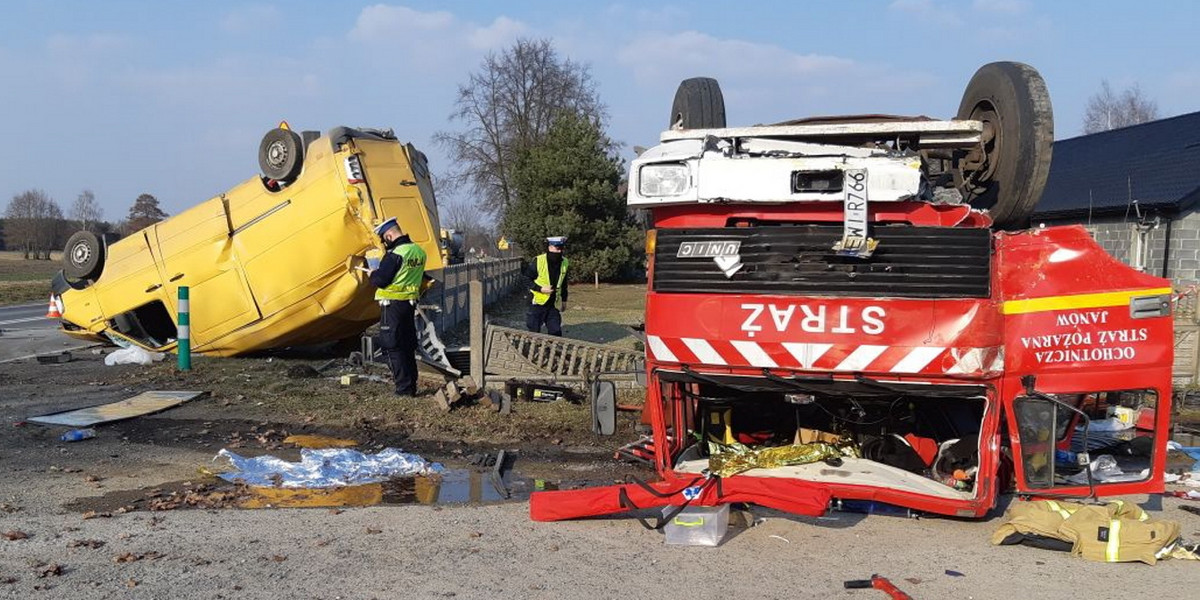 Wypadek wozu strażackiego OSP pod Wieluniem. Są ranni