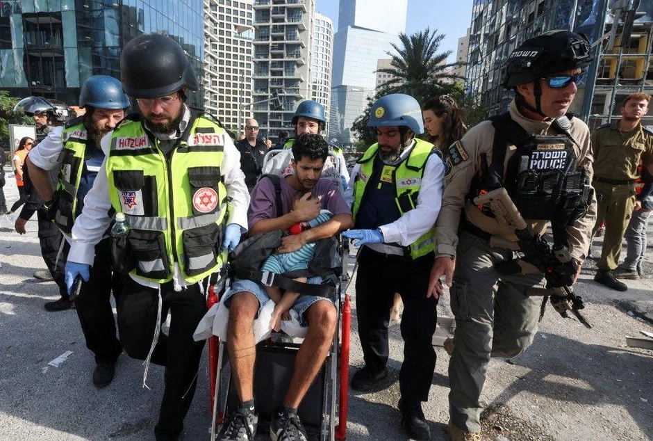 Spasioci i vojska odvode povređene posle napada u Ramat Ganu | Foto: REUTERS/Nir Elias
