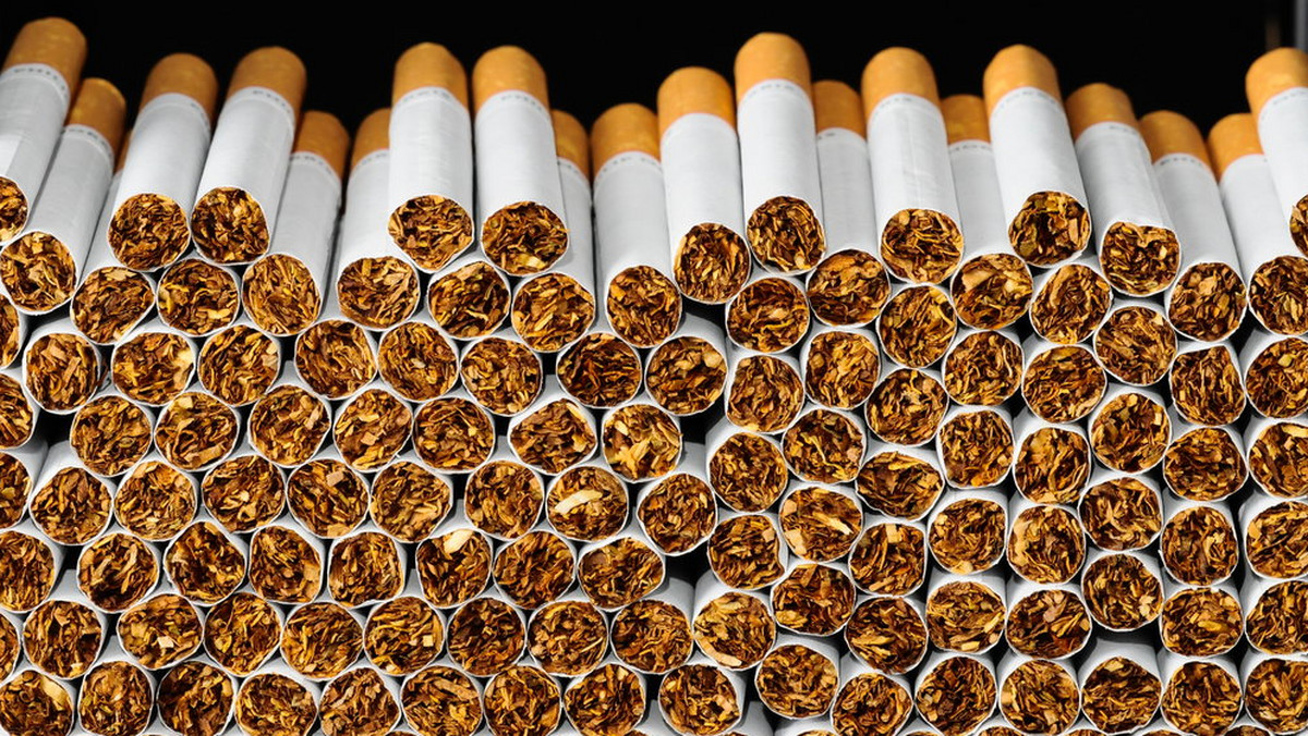 Policjanci wykryli nielegalną fabrykę papierosów w Gniewkowie k. Inowrocławia (Kujawsko-Pomorskie), gdzie znaleźli ok. 140 tys. sztuk papierosów, surowiec do produkcji i opakowania. Gdyby papierosy trafiły do sprzedaży, Skarb Państwa straciłby 3,7 mln zł - oszacowała policja.
