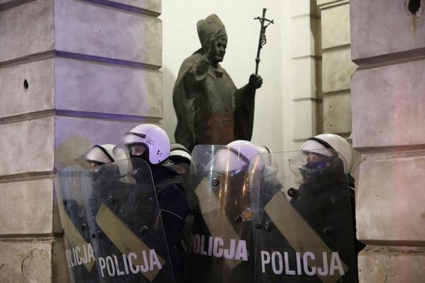 Protest w Warszawie. Papież Jan Paweł II w kordonie policji